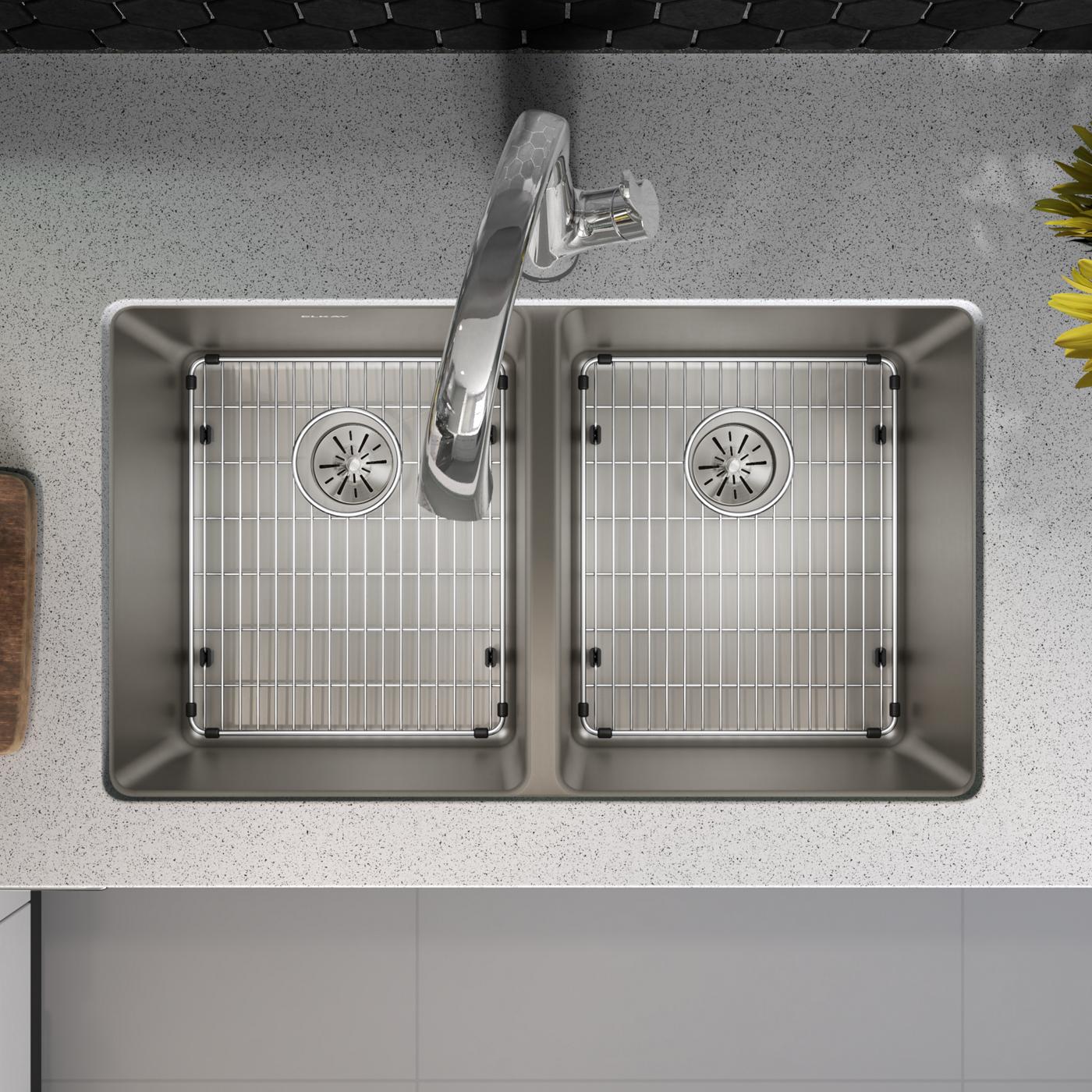 Elkay Tarja Lustertone Iconix® Calibre 16 Acero Inoxidable 32-3/4" x 19-1/2" x 9" de Dos Tazones Bajo Cubierta (Kit con Llave Filtrada) with Perfect Drain® — ambiente de cocina