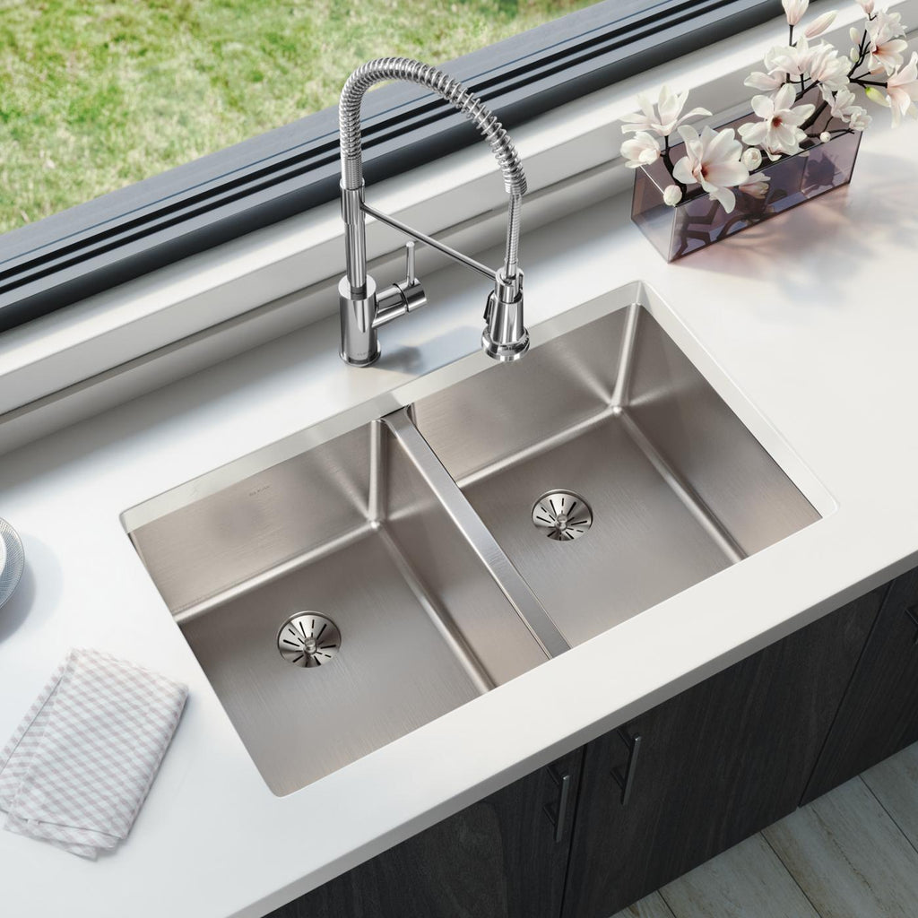 Elkay Tarja Lustertone Iconix® Calibre 16 Acero Inoxidable 32-3/4" x 19-1/2" x 9" de Dos Tazones Bajo Cubierta with Perfect Drain® — ambiente de cocina