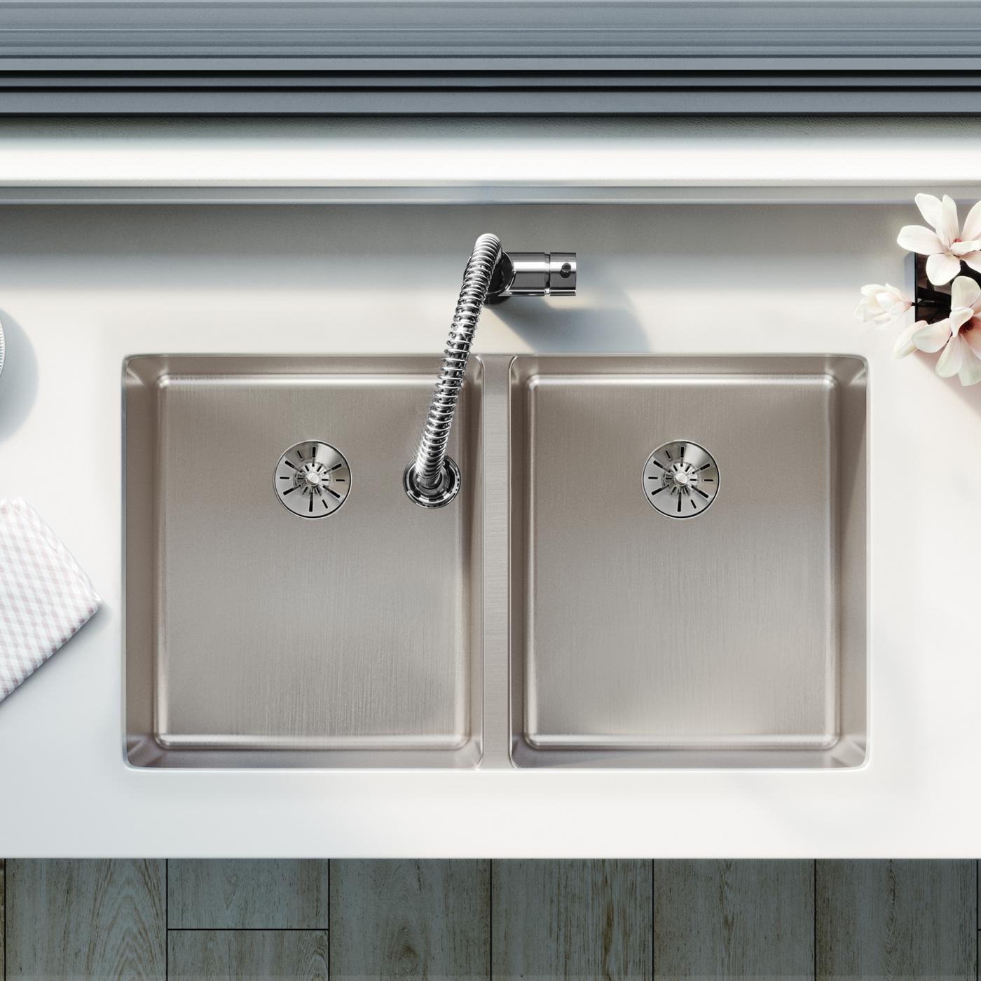 Elkay Tarja Lustertone Iconix® Calibre 16 Acero Inoxidable 32-3/4" x 19-1/2" x 9" de Dos Tazones Bajo Cubierta with Perfect Drain® — ambiente de cocina