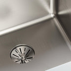 Elkay Tarja Lustertone Iconix® Calibre 16 Acero Inoxidable 32-3/4" x 19-1/2" x 9" de Dos Tazones Bajo Cubierta with Perfect Drain® — ambiente de cocina
