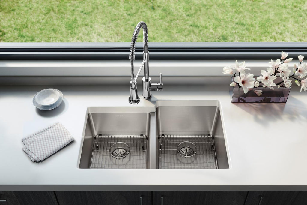Elkay Tarja Lustertone Iconix® Calibre 16 Acero Inoxidable 31-1/4" x 20-1/2" x 9" de Dos Tazones Bajo Cubierta (Kit) with Left Perfect Drain® — ambiente de cocina