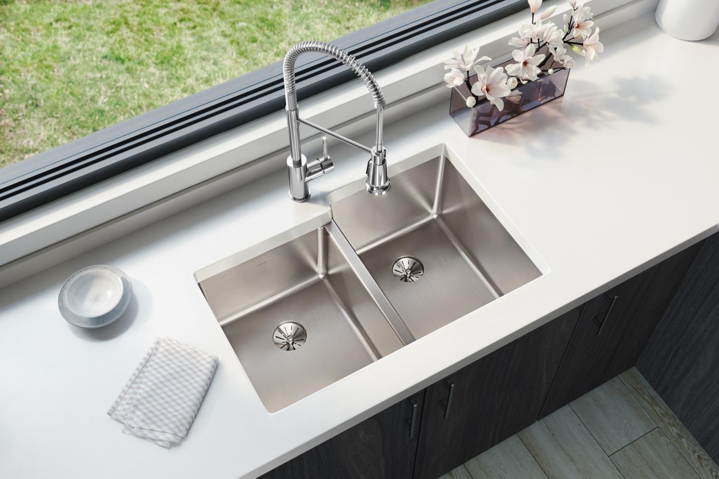 Elkay Tarja Lustertone Iconix® Calibre 16 Acero Inoxidable 31-1/4" x 20-1/2" x 9" de Dos Tazones Bajo Cubierta with Left Perfect Drain® — ambiente de cocina