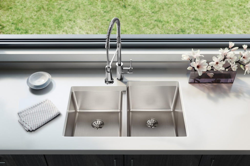 Elkay Tarja Lustertone Iconix® Calibre 16 Acero Inoxidable 31-1/4" x 20-1/2" x 9" de Dos Tazones Bajo Cubierta with Left Perfect Drain® — ambiente de cocina