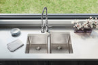 Elkay Tarja Lustertone Iconix® Calibre 16 Acero Inoxidable 31-1/4" x 20-1/2" x 9" de Dos Tazones Bajo Cubierta with Left Perfect Drain® — ambiente de cocina