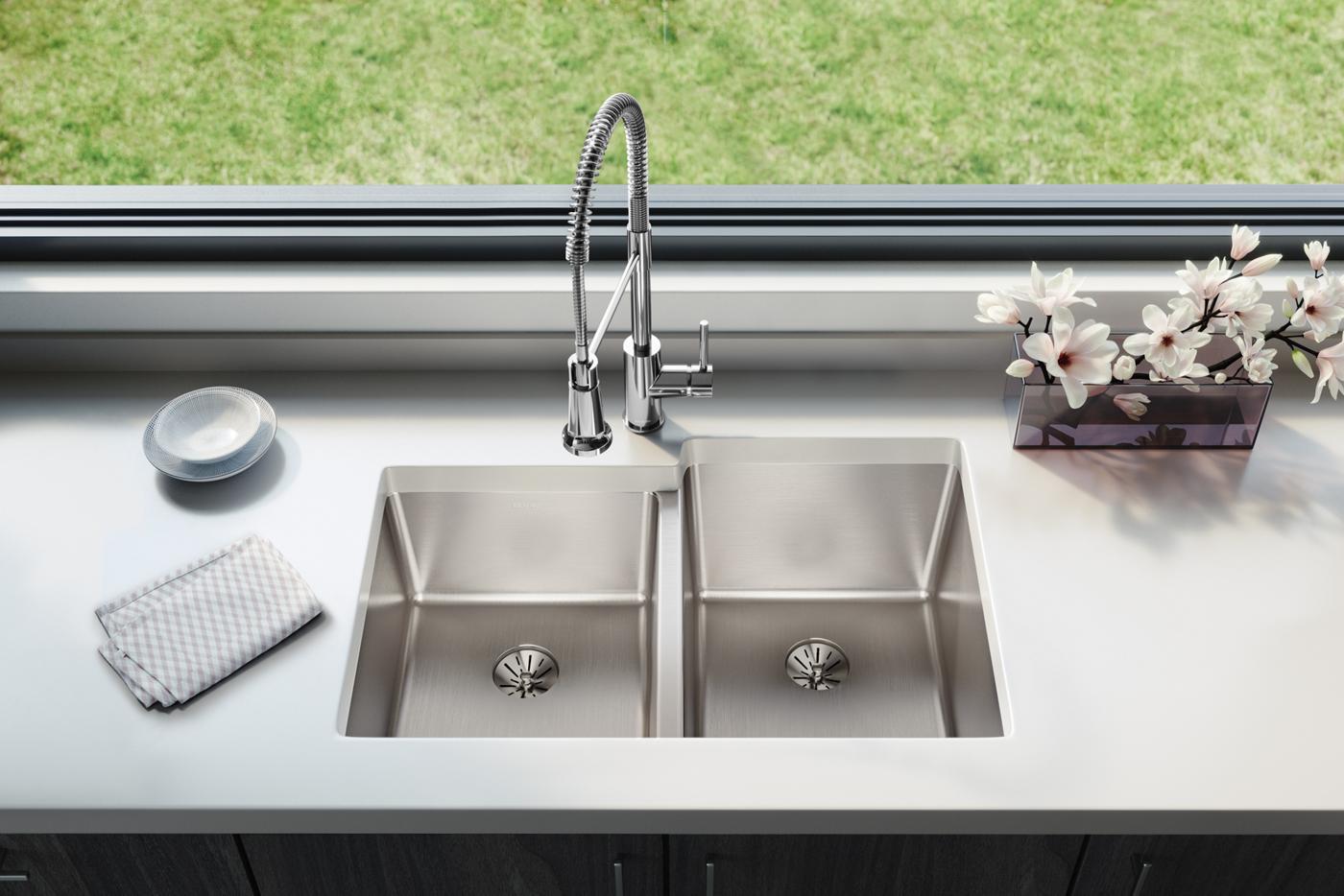 Elkay Tarja Lustertone Iconix® Calibre 16 Acero Inoxidable 31-1/4" x 20-1/2" x 9" de Dos Tazones Bajo Cubierta with Left Perfect Drain® — ambiente de cocina