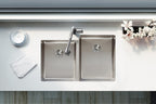 Elkay Tarja Lustertone Iconix® Calibre 16 Acero Inoxidable 31-1/4" x 20-1/2" x 9" de Dos Tazones Bajo Cubierta with Left Perfect Drain® — ambiente de cocina