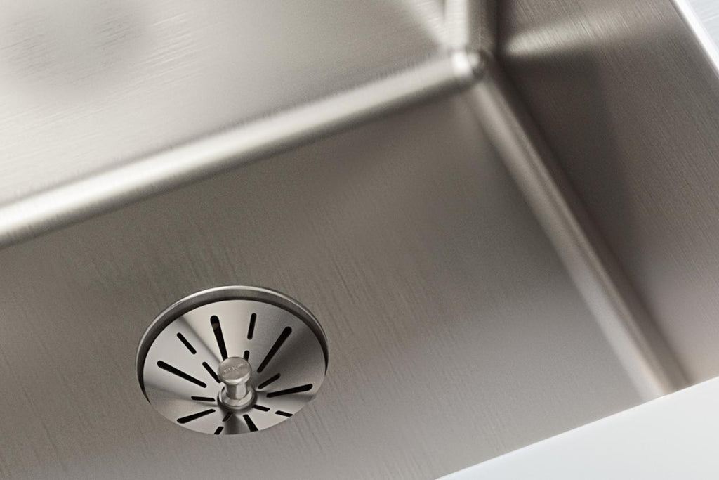 Elkay Tarja Lustertone Iconix® Calibre 16 Acero Inoxidable 31-1/4" x 20-1/2" x 9" de Dos Tazones Bajo Cubierta with Left Perfect Drain® — ambiente de cocina