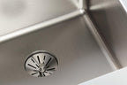 Elkay Tarja Lustertone Iconix® Calibre 16 Acero Inoxidable 31-1/4" x 20-1/2" x 9" de Dos Tazones Bajo Cubierta with Left Perfect Drain® — ambiente de cocina