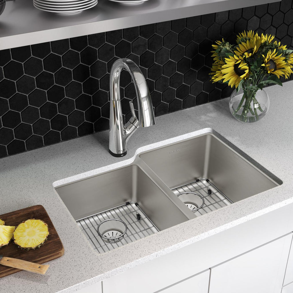 Elkay Tarja Lustertone Iconix® 16 Ga Acero Inoxidable 31-1/4" x 20-1/2" x 9" Offset 40/60 Bowl Umt (Kit) w/Perfect Drain®&Fltr Fct — ambiente de cocina