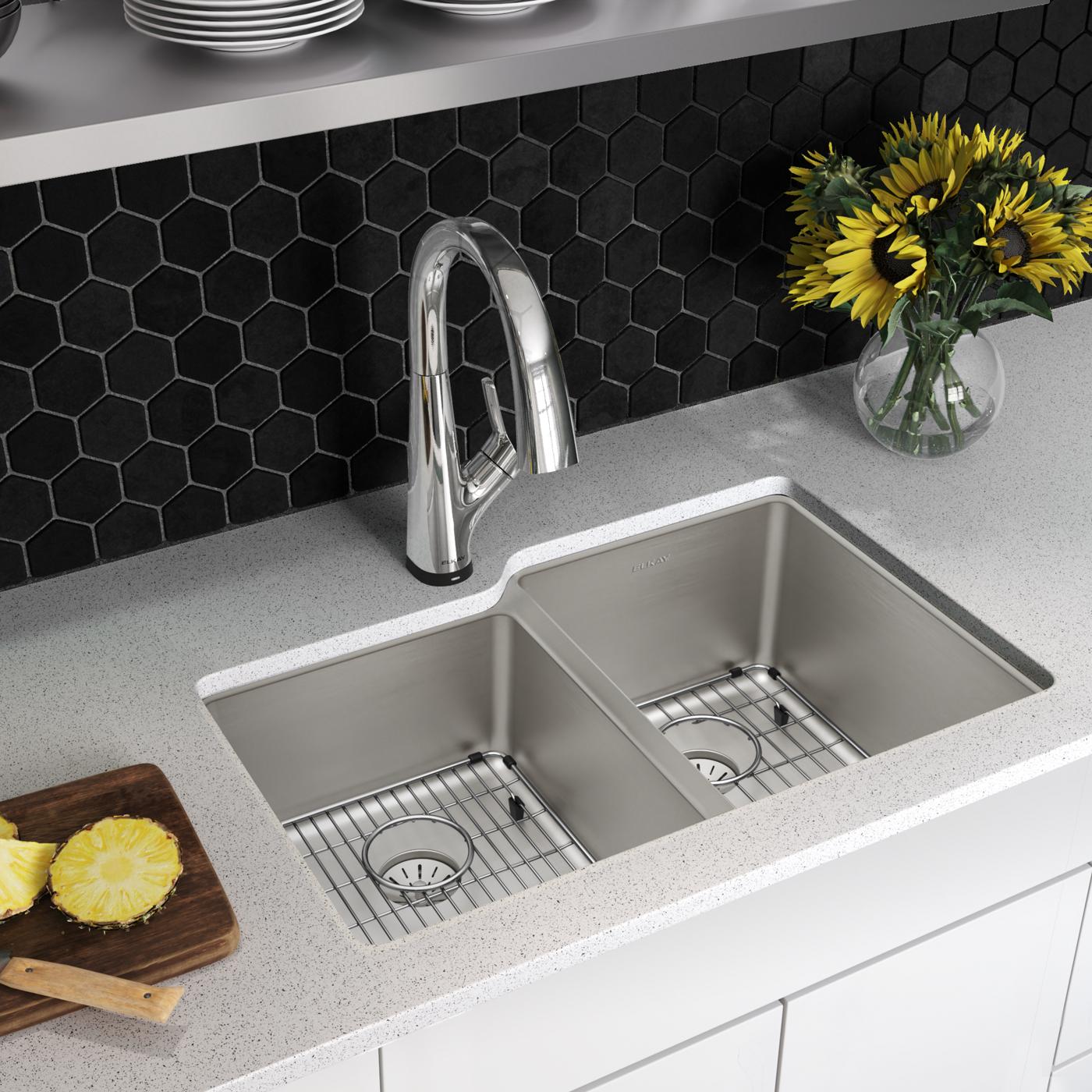 Elkay Tarja Lustertone Iconix® 16 Ga Acero Inoxidable 31-1/4" x 20-1/2" x 9" Offset 40/60 Bowl Umt (Kit) w/Perfect Drain®&Fltr Fct — ambiente de cocina