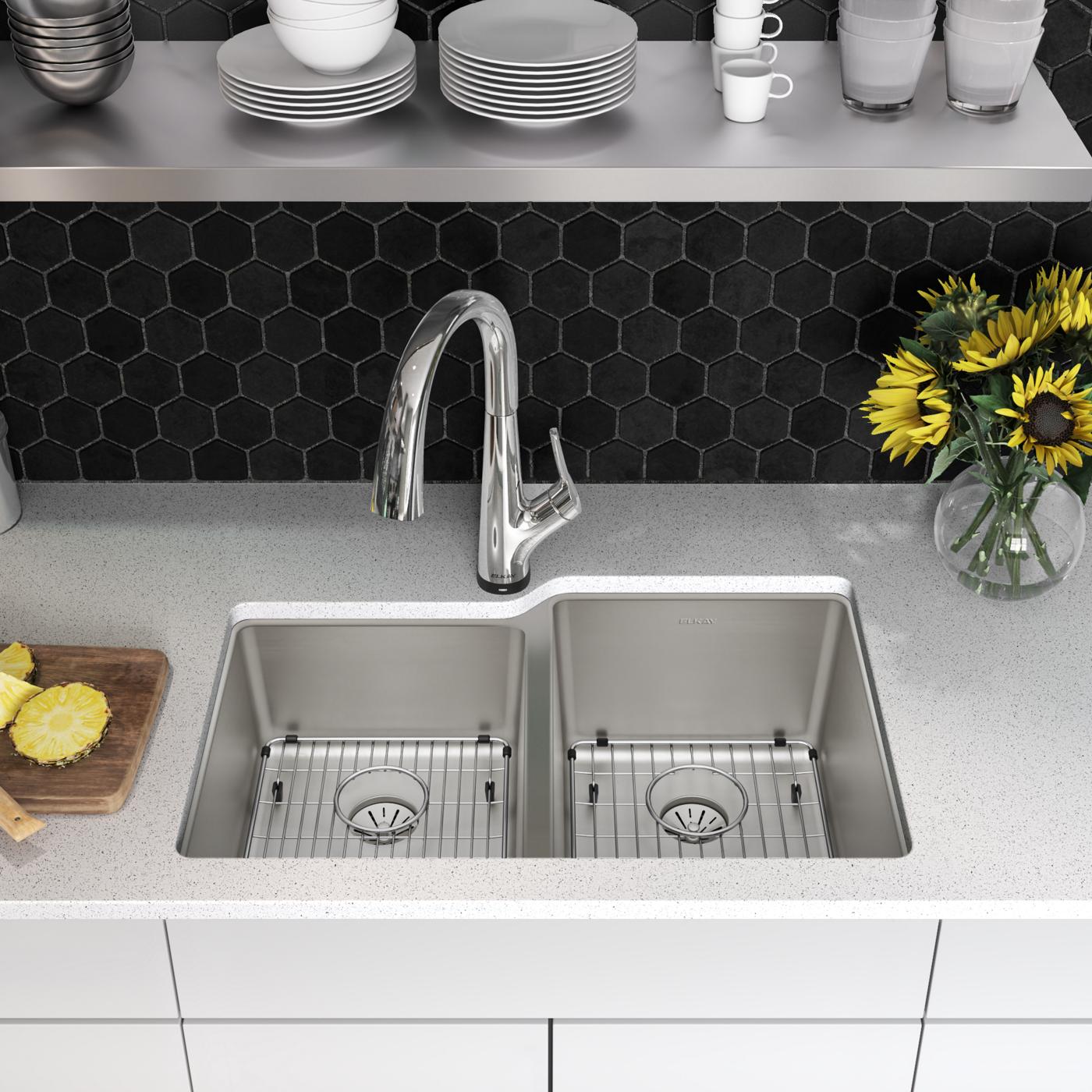 Elkay Tarja Lustertone Iconix® 16 Ga Acero Inoxidable 31-1/4" x 20-1/2" x 9" Offset 40/60 Bowl Umt (Kit) w/Perfect Drain®&Fltr Fct — ambiente de cocina
