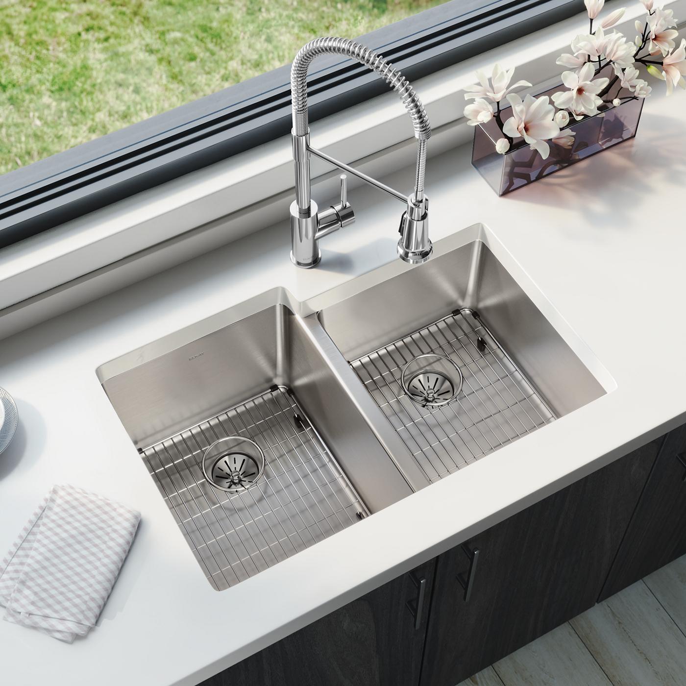 Elkay Tarja Lustertone Iconix® Calibre 16 Acero Inoxidable 31-1/4" x 20-1/2" x 9" de Dos Tazones Bajo Cubierta (Kit) with Right Perfect Drain® — ambiente de cocina