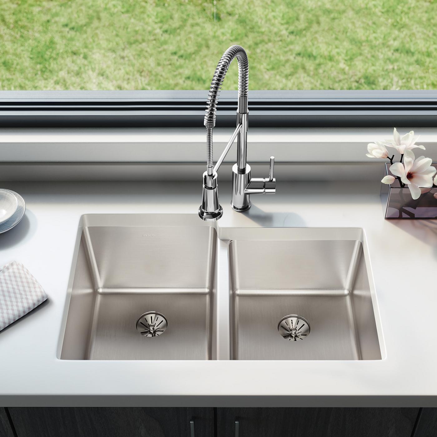 Elkay Tarja Lustertone Iconix® Calibre 16 Acero Inoxidable 31-1/4" x 20-1/2" x 9" de Dos Tazones Bajo Cubierta with Right Perfect Drain® — ambiente de cocina