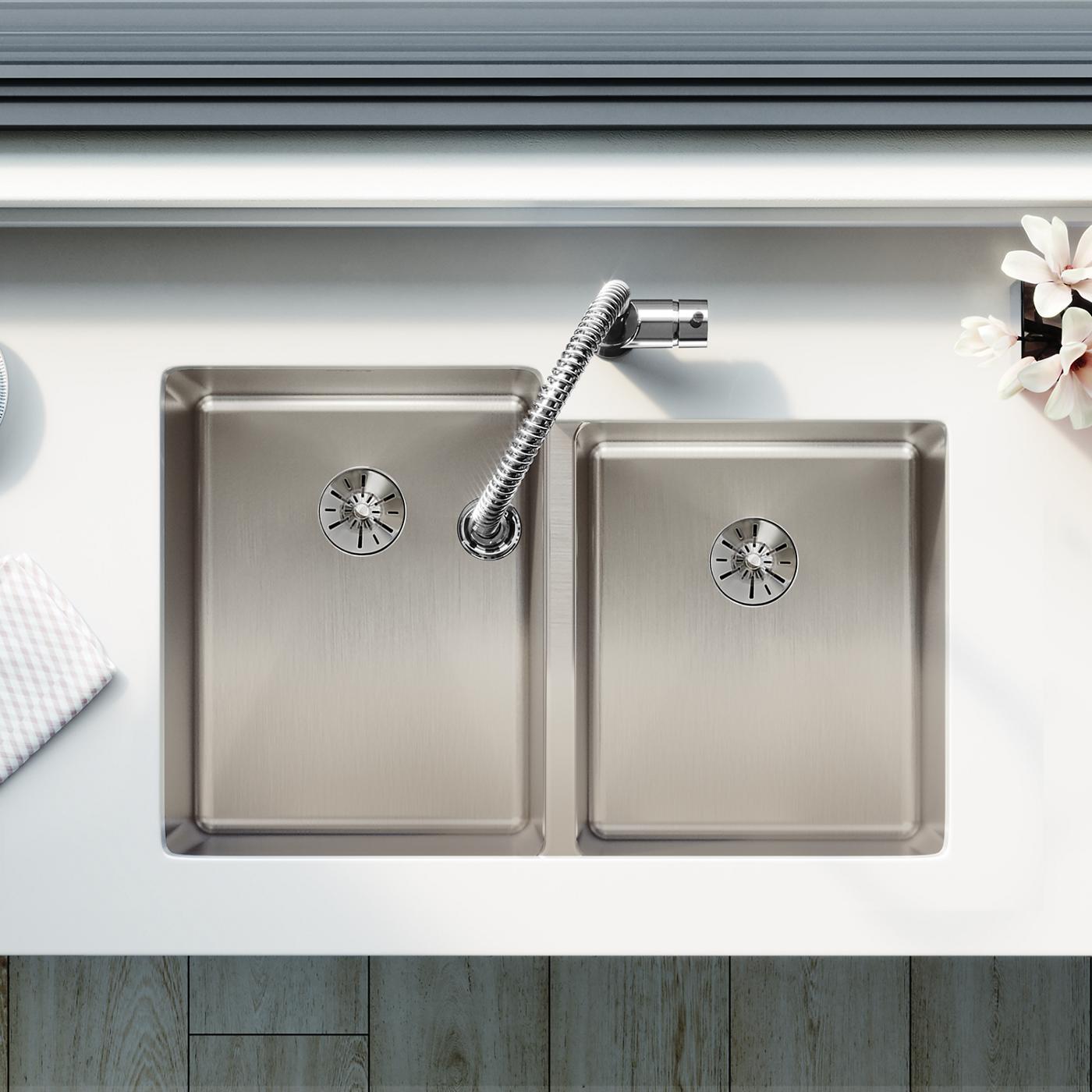 Elkay Tarja Lustertone Iconix® Calibre 16 Acero Inoxidable 31-1/4" x 20-1/2" x 9" de Dos Tazones Bajo Cubierta with Right Perfect Drain® — ambiente de cocina
