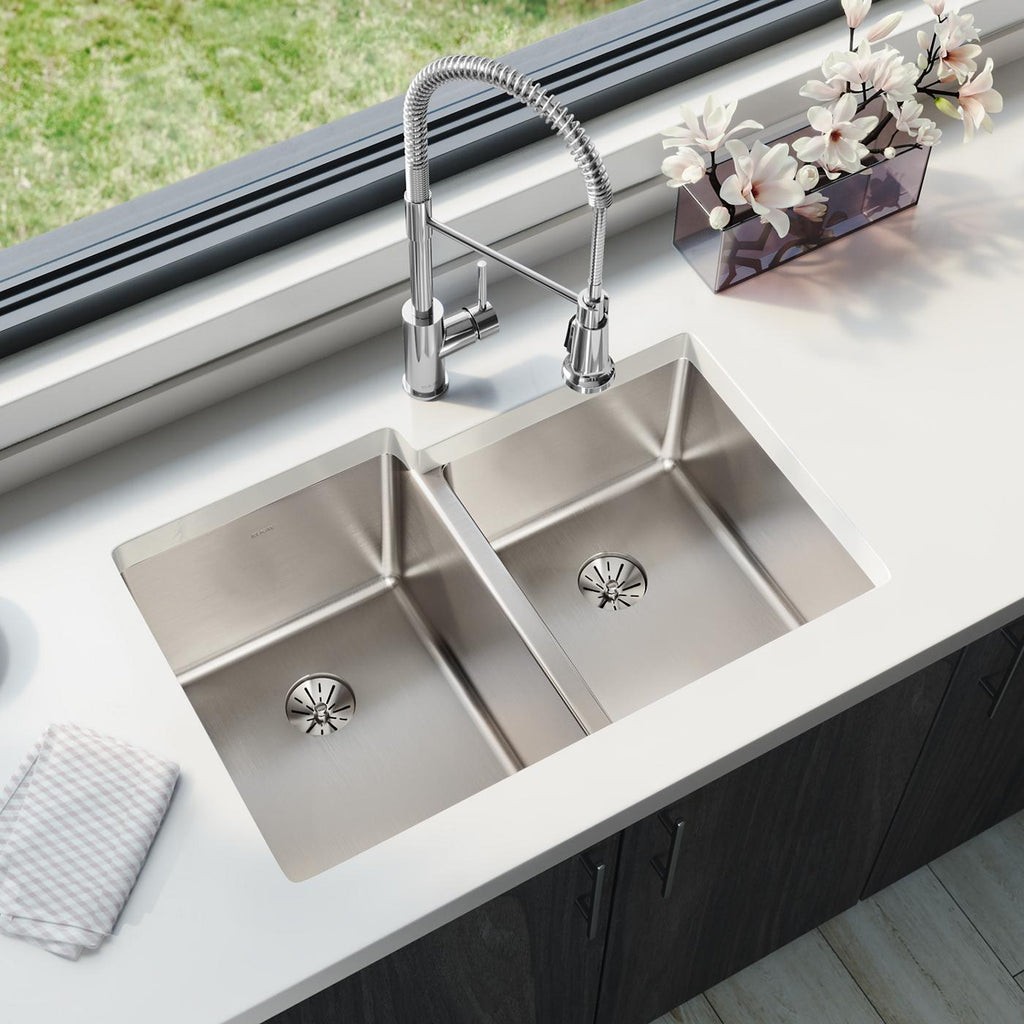 Elkay Tarja Lustertone Iconix® Calibre 16 Acero Inoxidable 31-1/4" x 20-1/2" x 9" de Dos Tazones Bajo Cubierta with Right Perfect Drain® — ambiente de cocina
