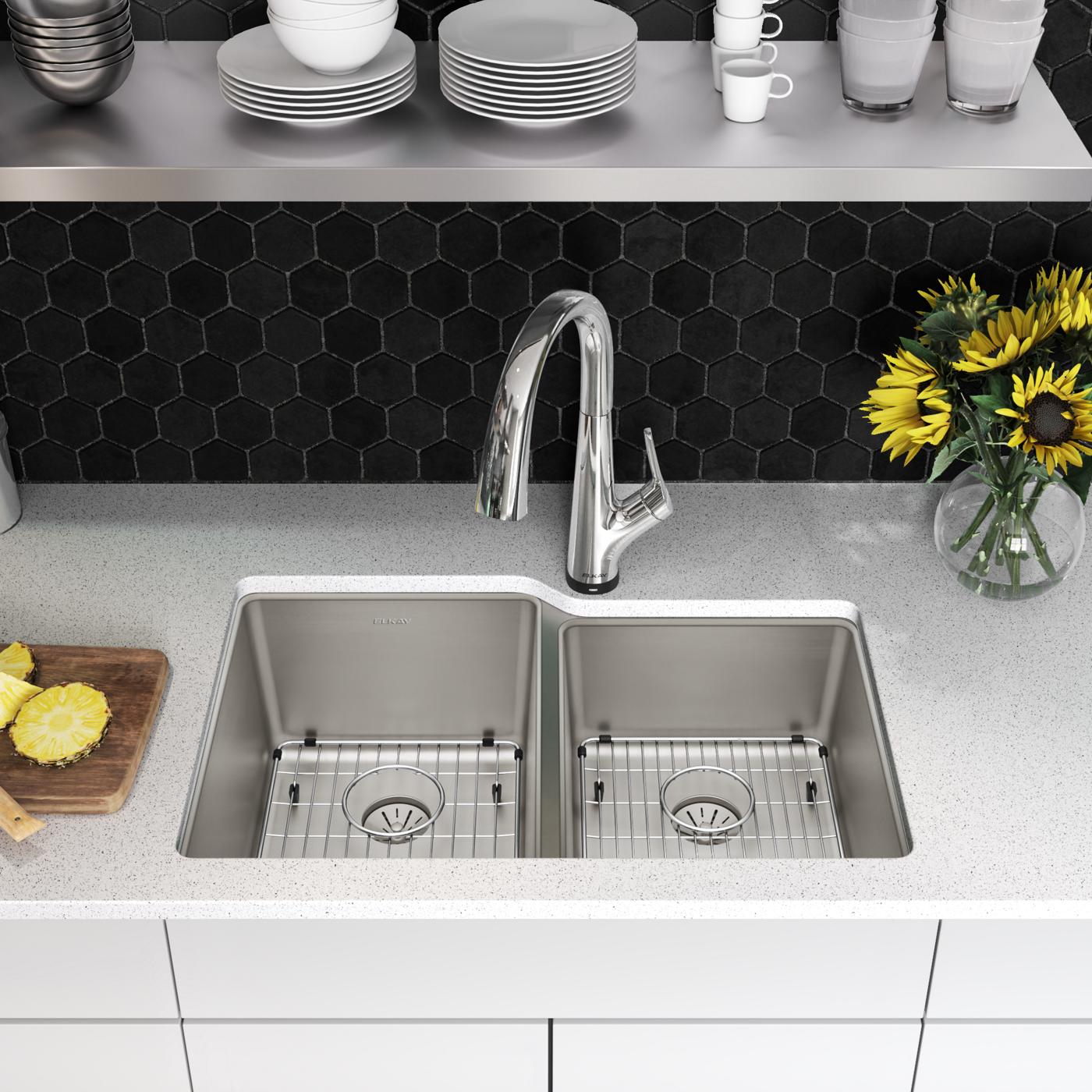 Elkay Tarja Lustertone Iconix® 16 Ga Acero Inoxidable 31-1/4" x 20-1/2" x 9" Offset 60/40 Bowl Umt (Kit) w/Perfect Drain®&Fltr Fct — ambiente de cocina