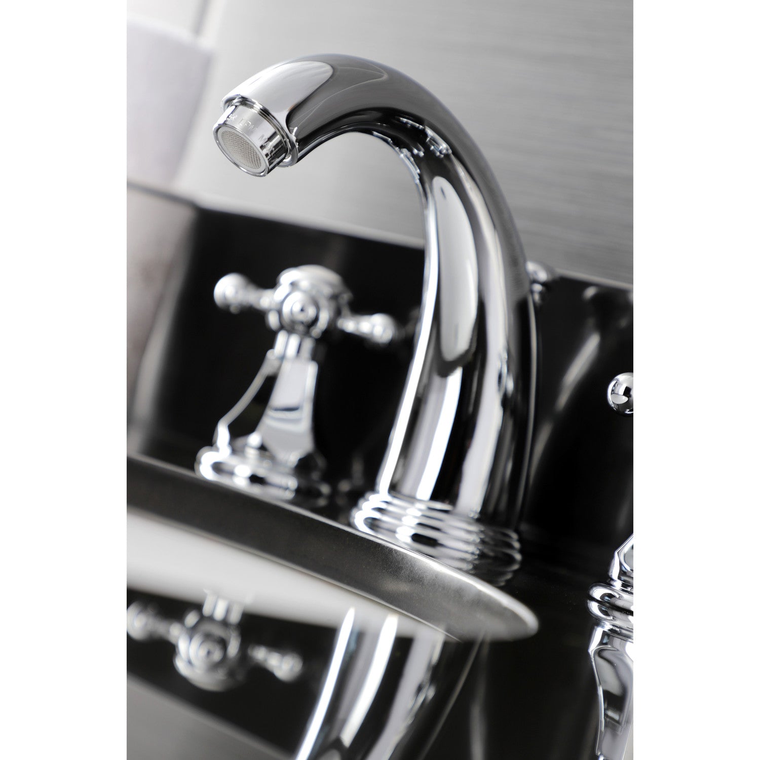 Kingston Brass Metropolitan - Llave de Lavabo Widespread (3 Orificios), con Dos Manerales — Ambientación 3