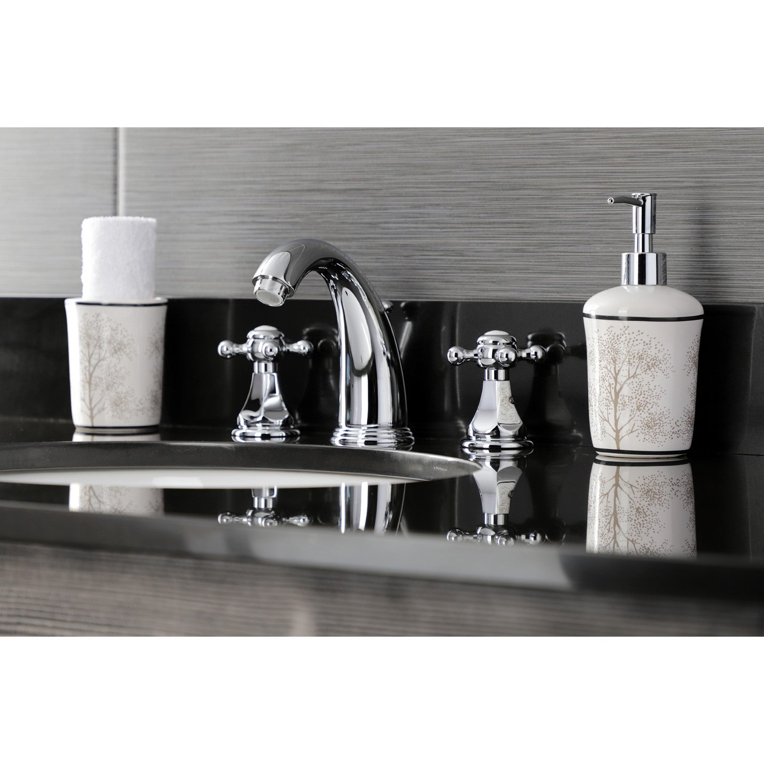 Kingston Brass Metropolitan - Llave de Lavabo Widespread (3 Orificios), con Dos Manerales — Ambientación 4