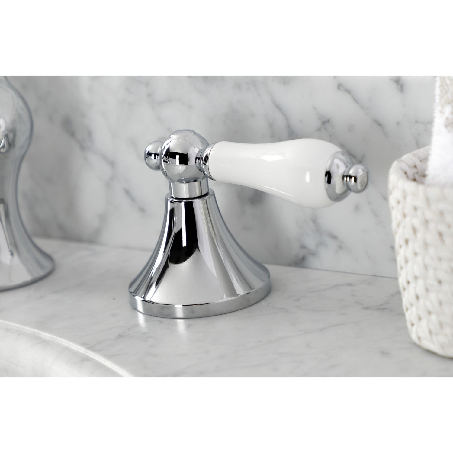 Kingston Brass Vintage - Llave de Lavabo Widespread (3 Orificios), con Dos Manerales — Ambientación 2