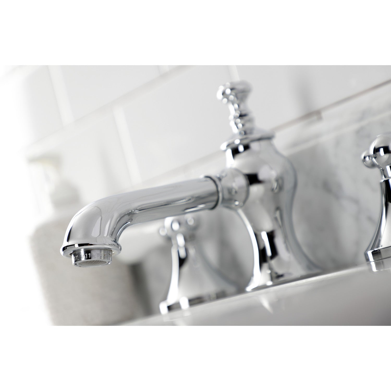 Kingston Brass Vintage - Llave de Lavabo Widespread (3 Orificios), con Dos Manerales — Ambientación 3