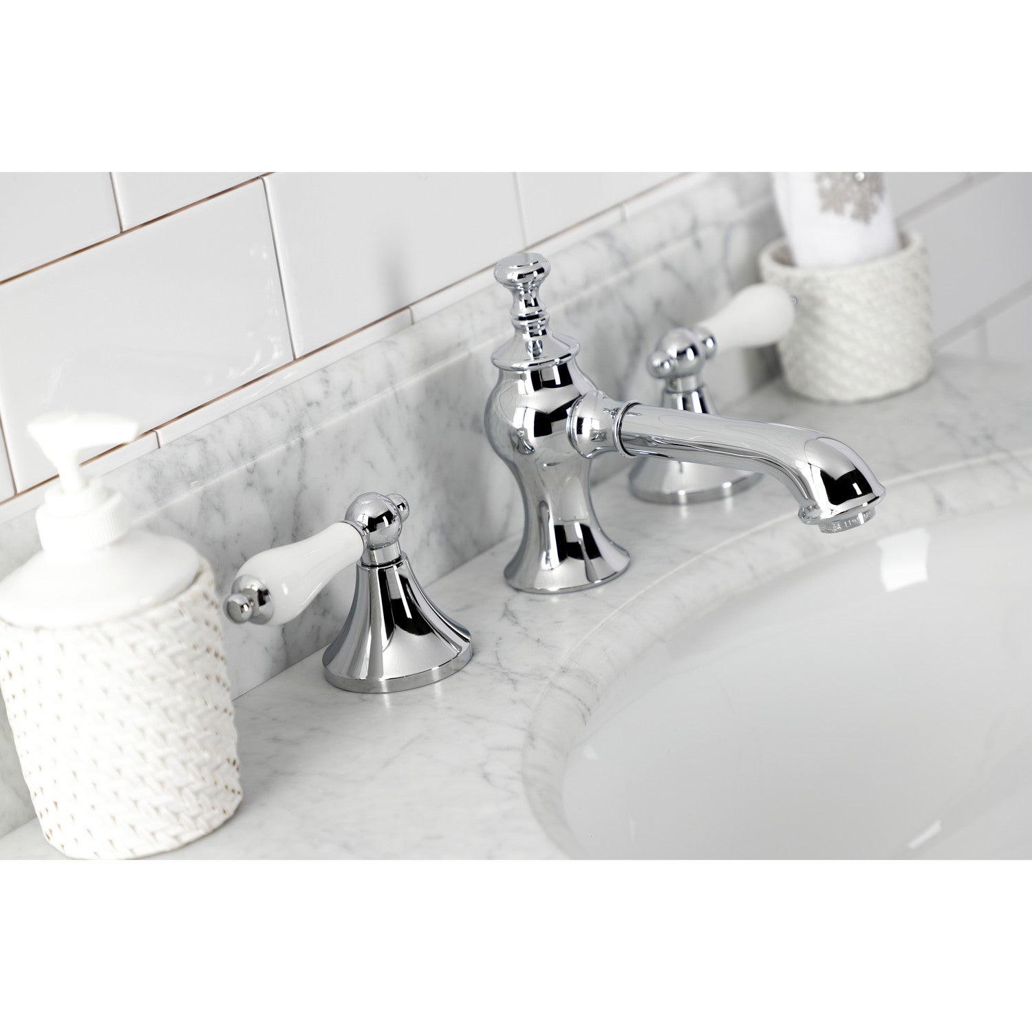 Kingston Brass Vintage - Llave de Lavabo Widespread (3 Orificios), con Dos Manerales — Ambientación 5