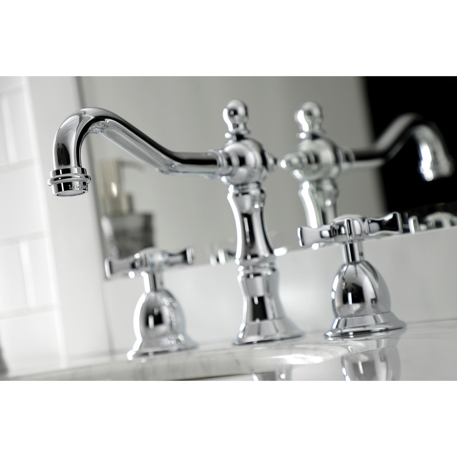 Kingston Brass Hamilton - Llave de Lavabo Widespread (3 Orificios), con Dos Manerales — Ambientación 3