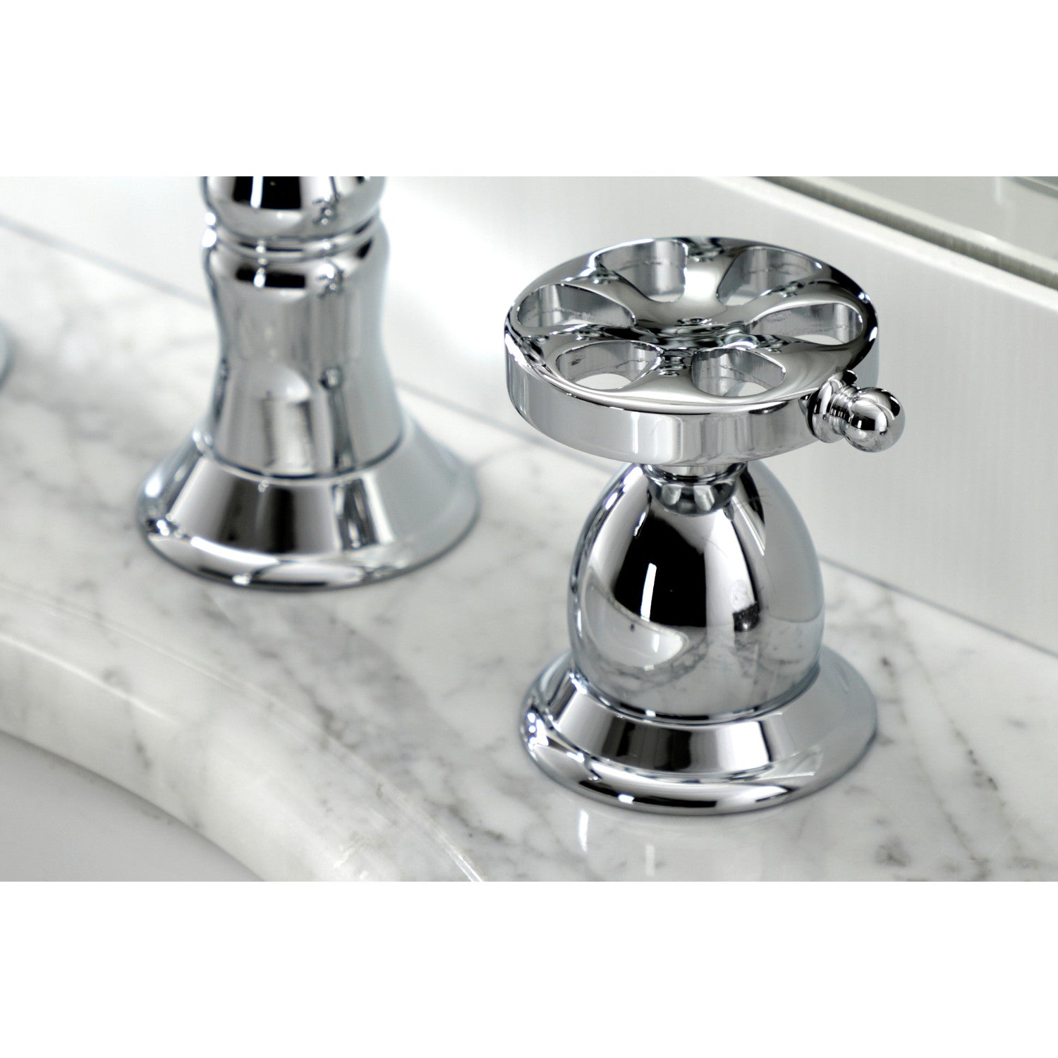 Kingston Brass Belknap - Llave de Lavabo Widespread (3 Orificios), con Dos Manerales — Ambientación 1