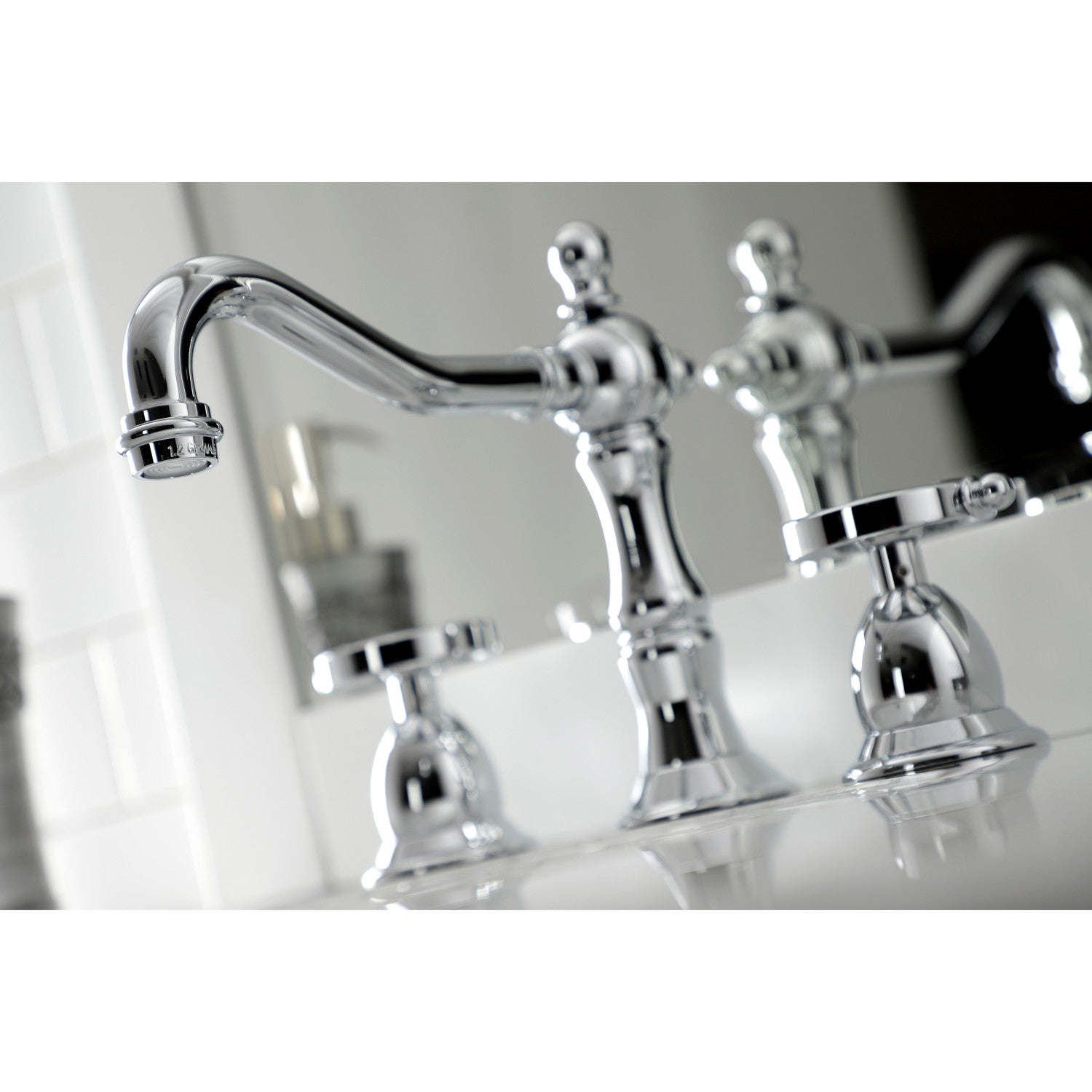Kingston Brass Belknap - Llave de Lavabo Widespread (3 Orificios), con Dos Manerales — Ambientación 3