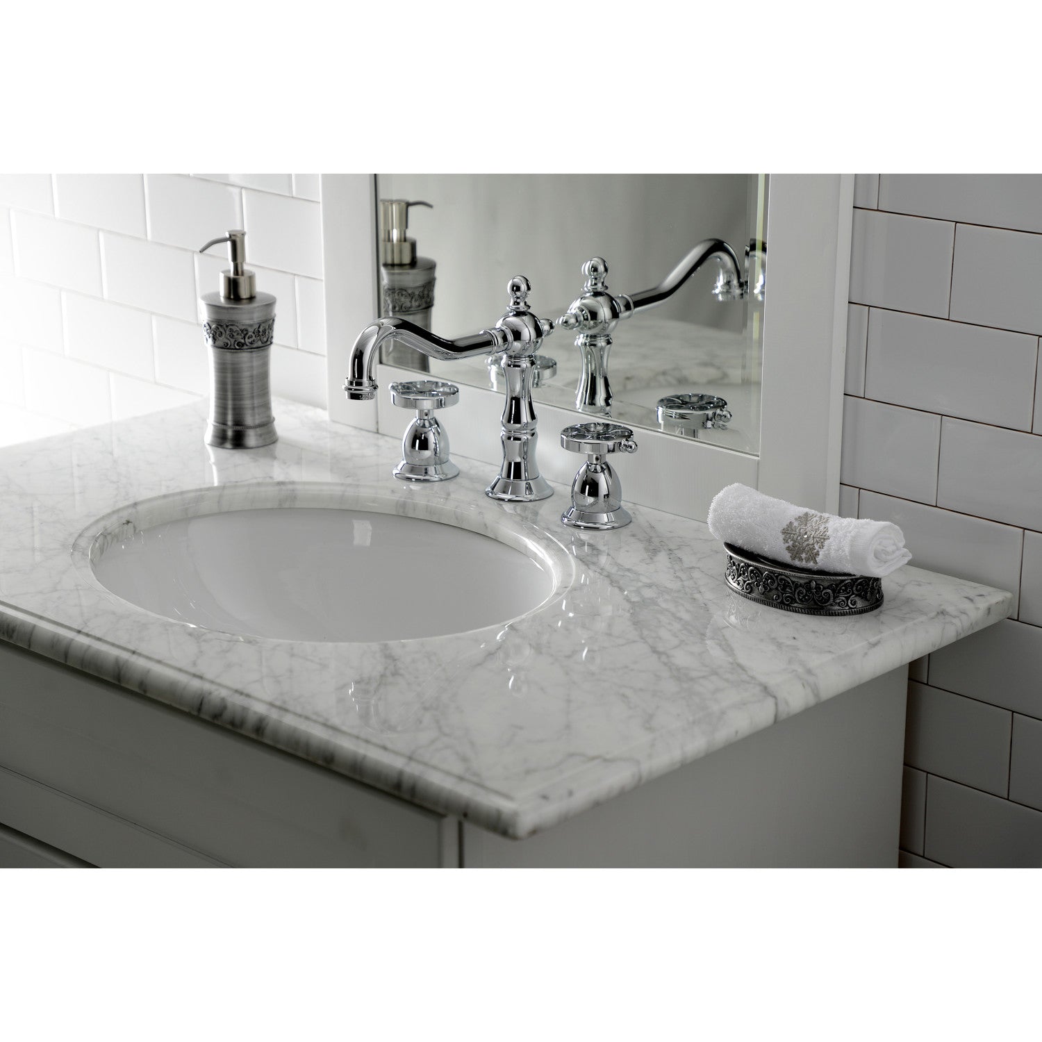 Kingston Brass Belknap - Llave de Lavabo Widespread (3 Orificios), con Dos Manerales — Ambientación 5
