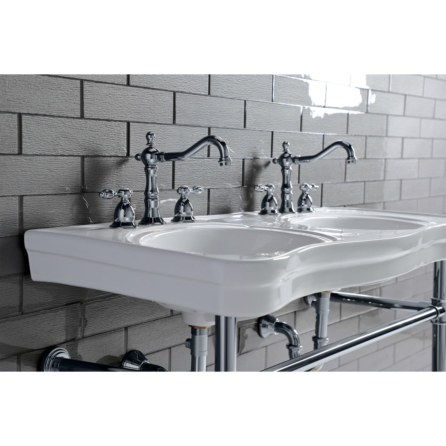 Kingston Brass Tudor - Llave de Lavabo Widespread (3 Orificios), con Dos Manerales — Ambientación 2