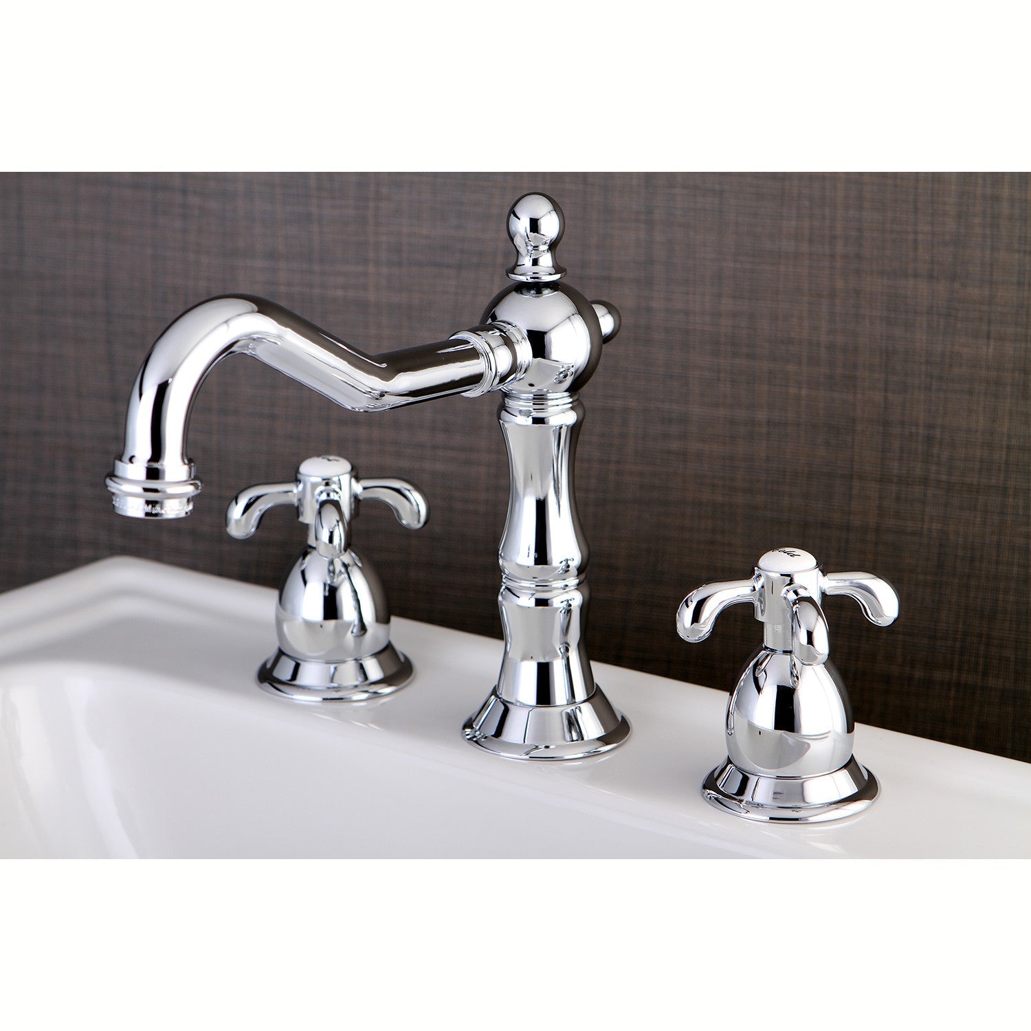Kingston Brass French Country - Llave de Lavabo Widespread (3 Orificios), con Dos Manerales — Ambientación 1
