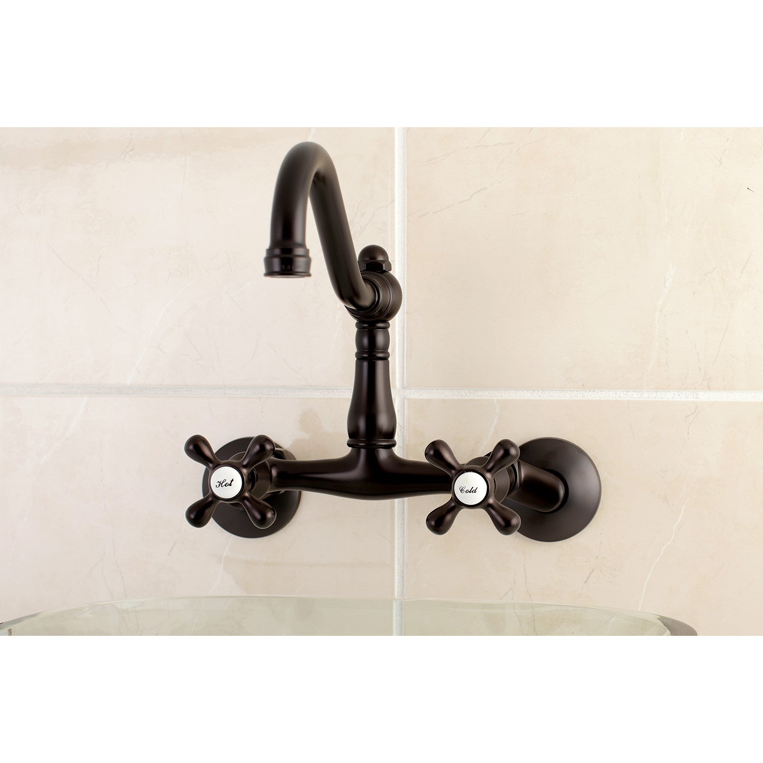 Kingston Brass Heirloom Vintage — Mezcladora Puente de Pared, Dos Manijas, 2 Orificios — Bronce Aceitado — Ambientación 1