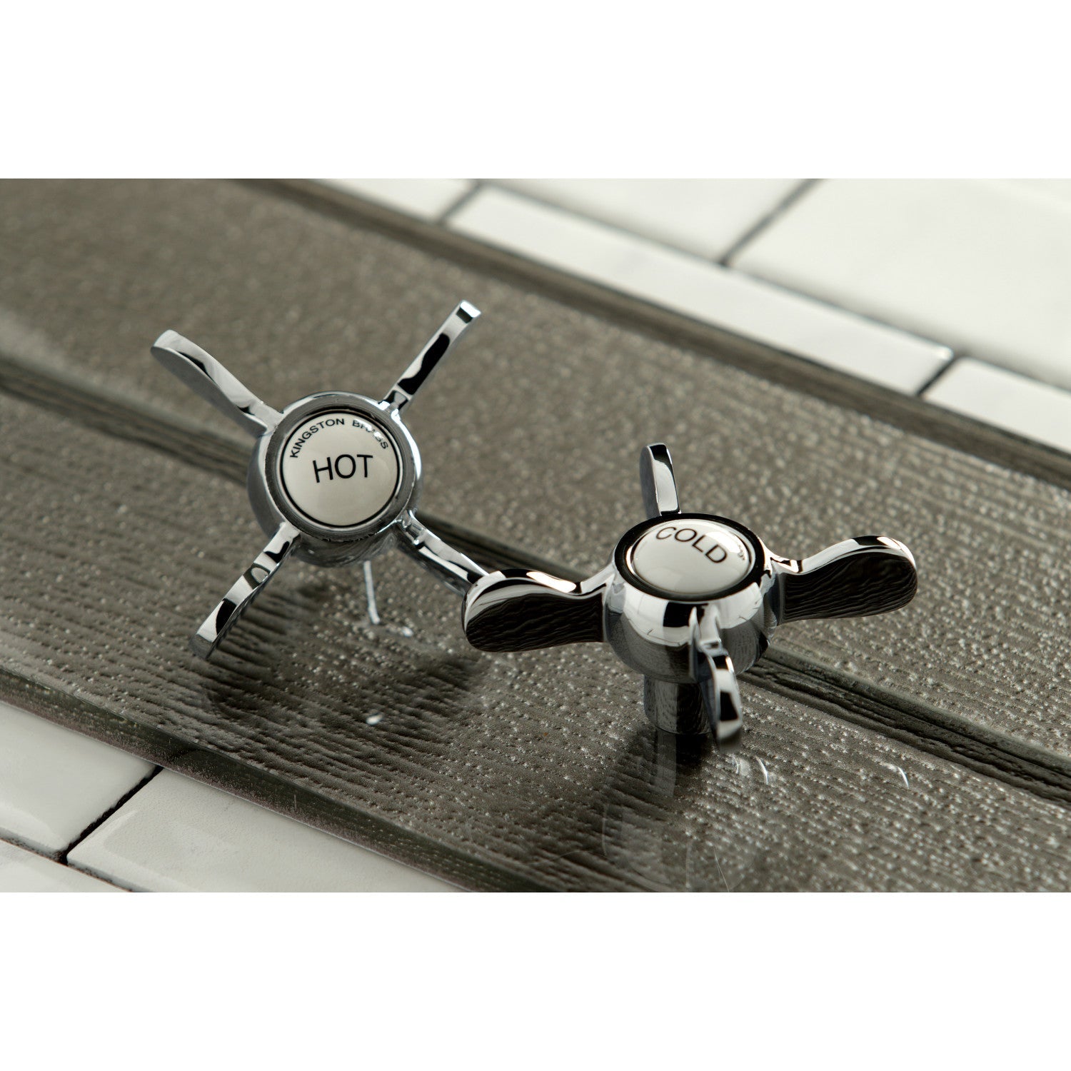 Kingston Brass Essex - Llave de Lavabo Widespread (3 Orificios), con Dos Manerales — Ambientación 2