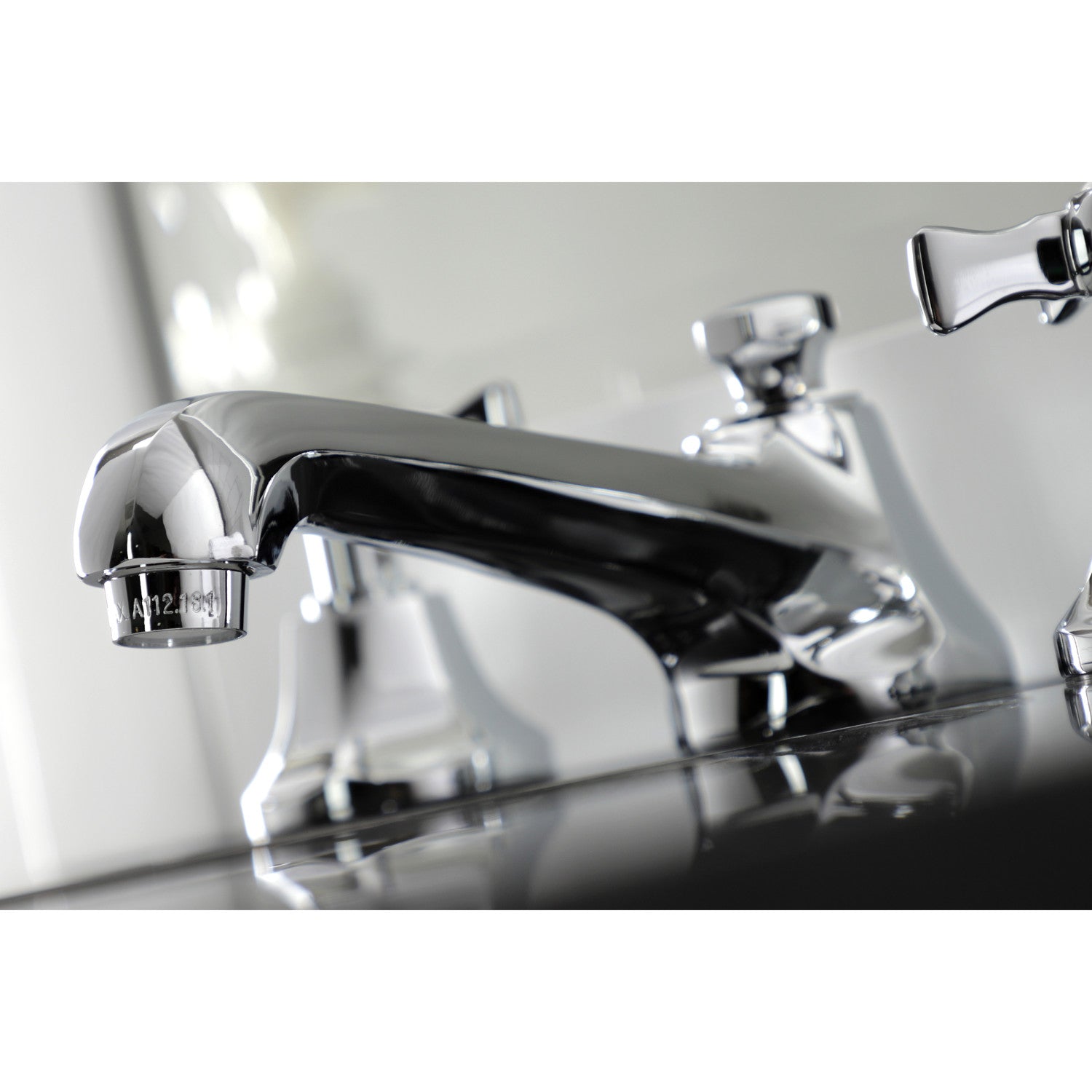 Kingston Brass Hamilton - Llave de Lavabo Widespread (3 Orificios), con Dos Manerales — Ambientación 2