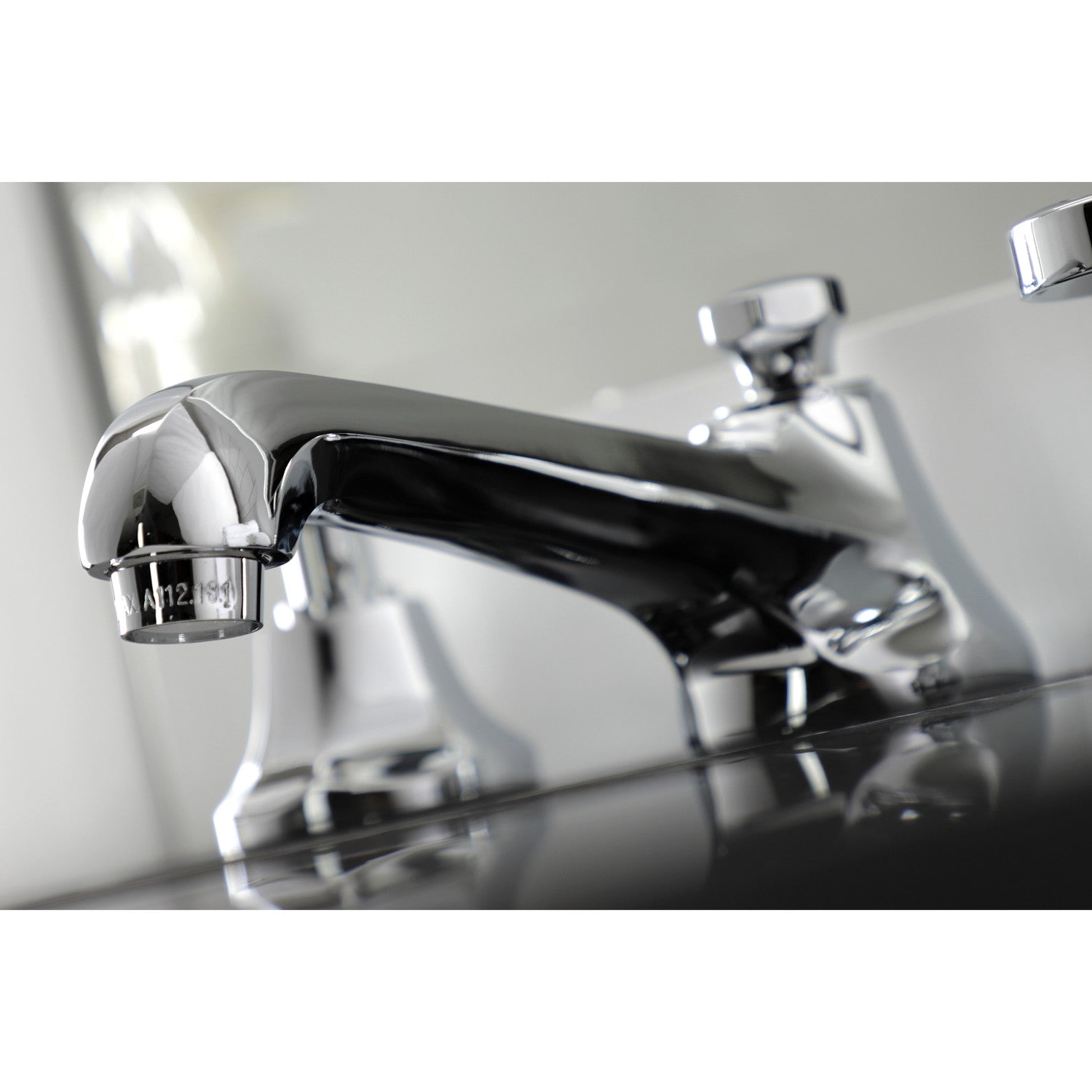 Kingston Brass Belknap - Llave de Lavabo Widespread (3 Orificios), con Dos Manerales — Ambientación 2