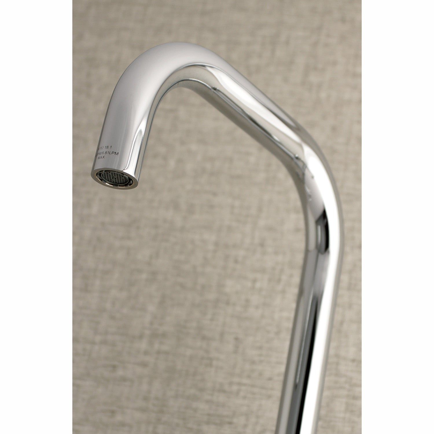 Kingston Brass Sona Concord — Mezcladora Puente de Pared, Dos Manijas, 2 Orificios — Cromo Pulido (Surtidor 9-1/4") — Ambientación 3