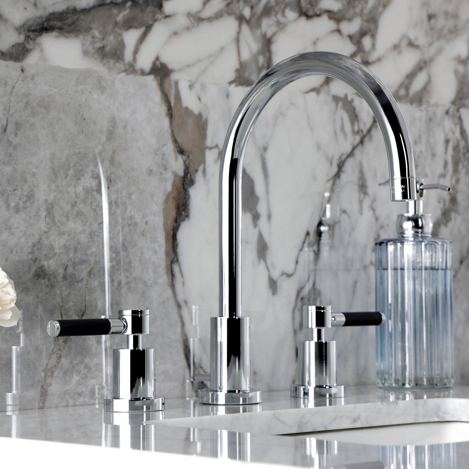 Kingston Brass Kaiser - Llave de Lavabo Widespread (3 Orificios), con Dos Manerales — Ambientación 4