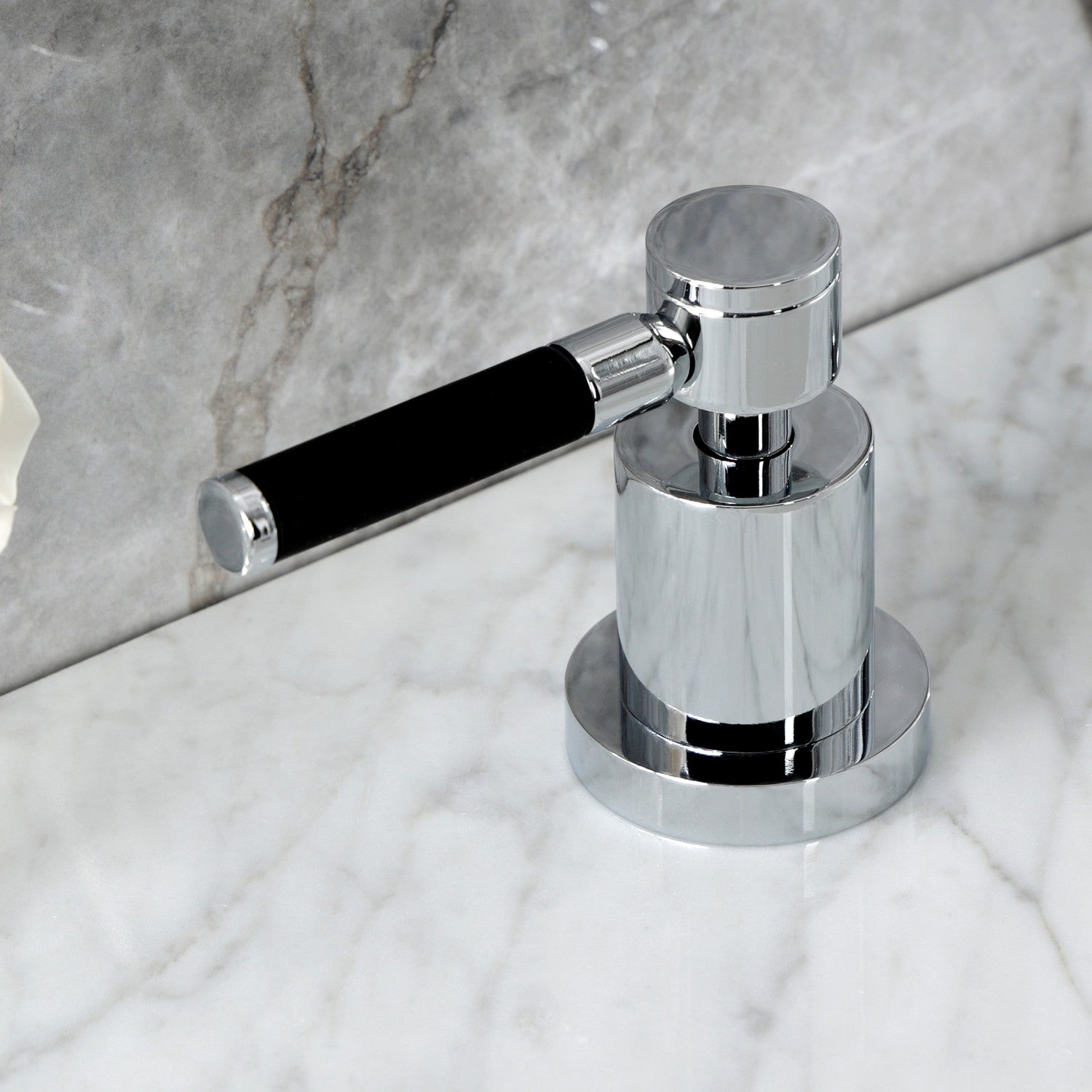 Kingston Brass Kaiser - Llave de Lavabo Widespread (3 Orificios), con Dos Manerales — Ambientación 9