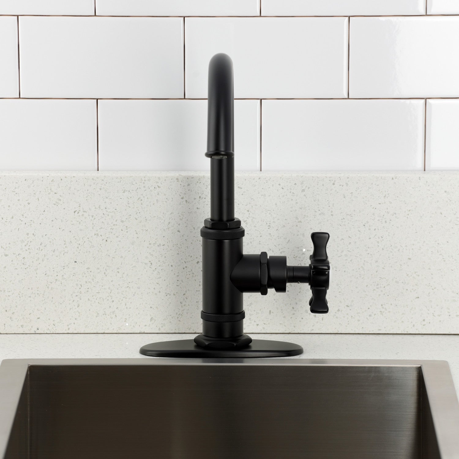 Kingston Brass Sona Hamilton — Mezcladora de Bar de Cubierta, Una Manija, 1 Orificio — Negro Mate — Ambientación 2