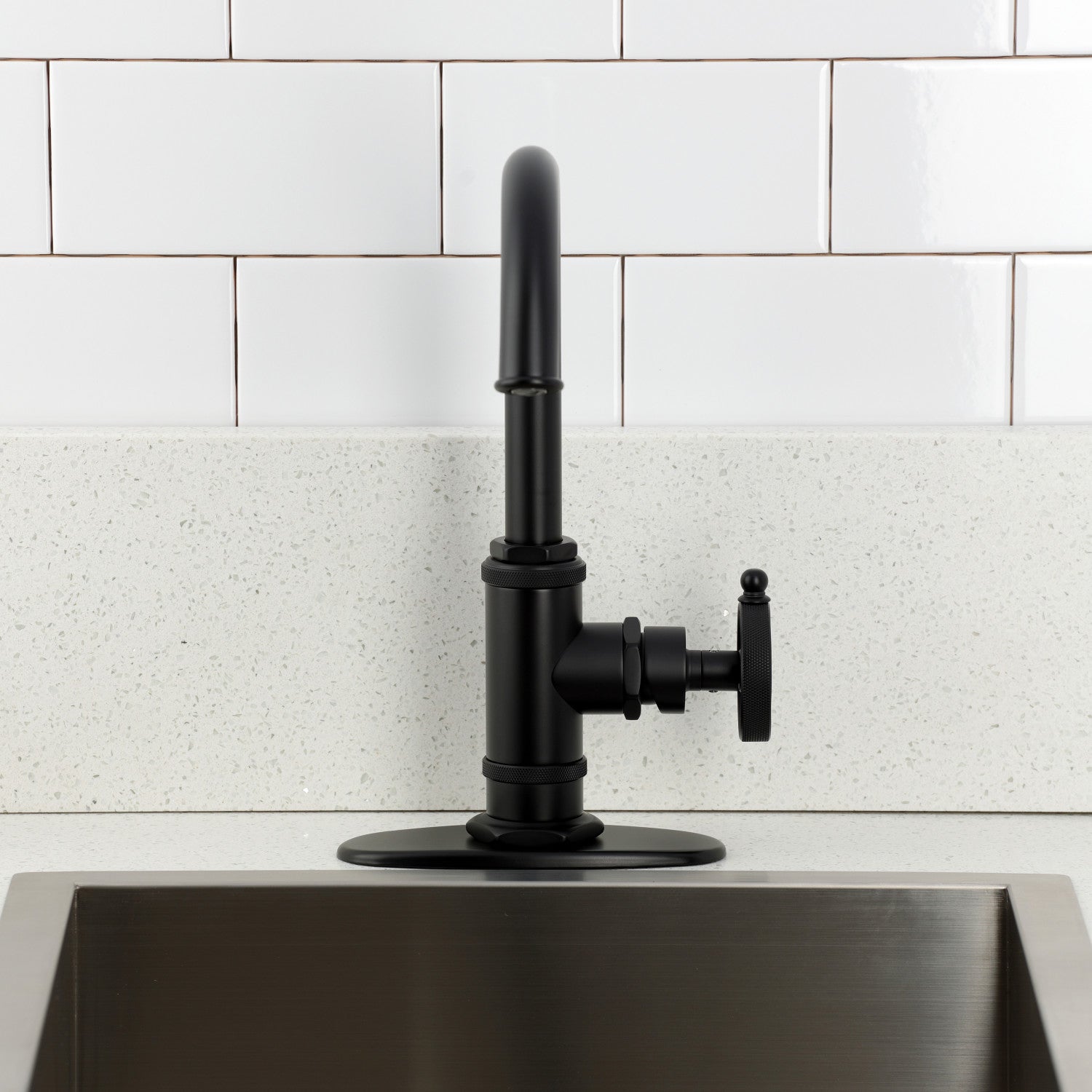 Kingston Brass Sona Wendell — Mezcladora de Bar de Cubierta, Una Manija, 1 Orificio, Manija Moleteada — Negro Mate — Ambientación 2