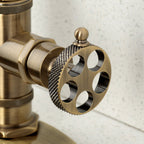 Kingston Brass Sona Webb — Mezcladora de Bar de Cubierta, Una Manija, 1 Orificio, Manija Moleteada — Latón Antiguo — Ambientación 5