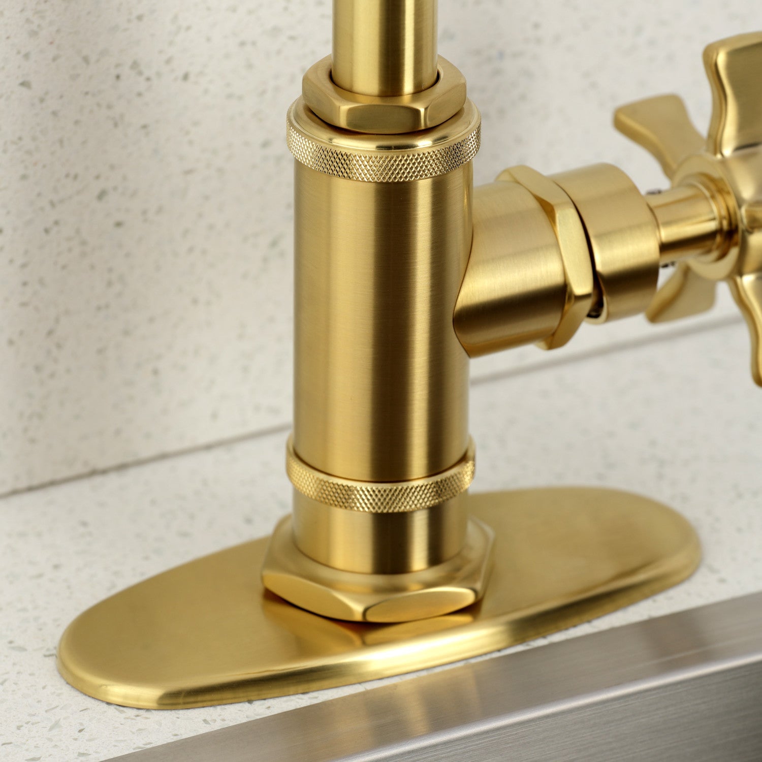 Kingston Brass Sona Hamilton — Mezcladora de Bar de Cubierta, Una Manija, 1 Orificio — Latón Cepillado — Ambientación 4