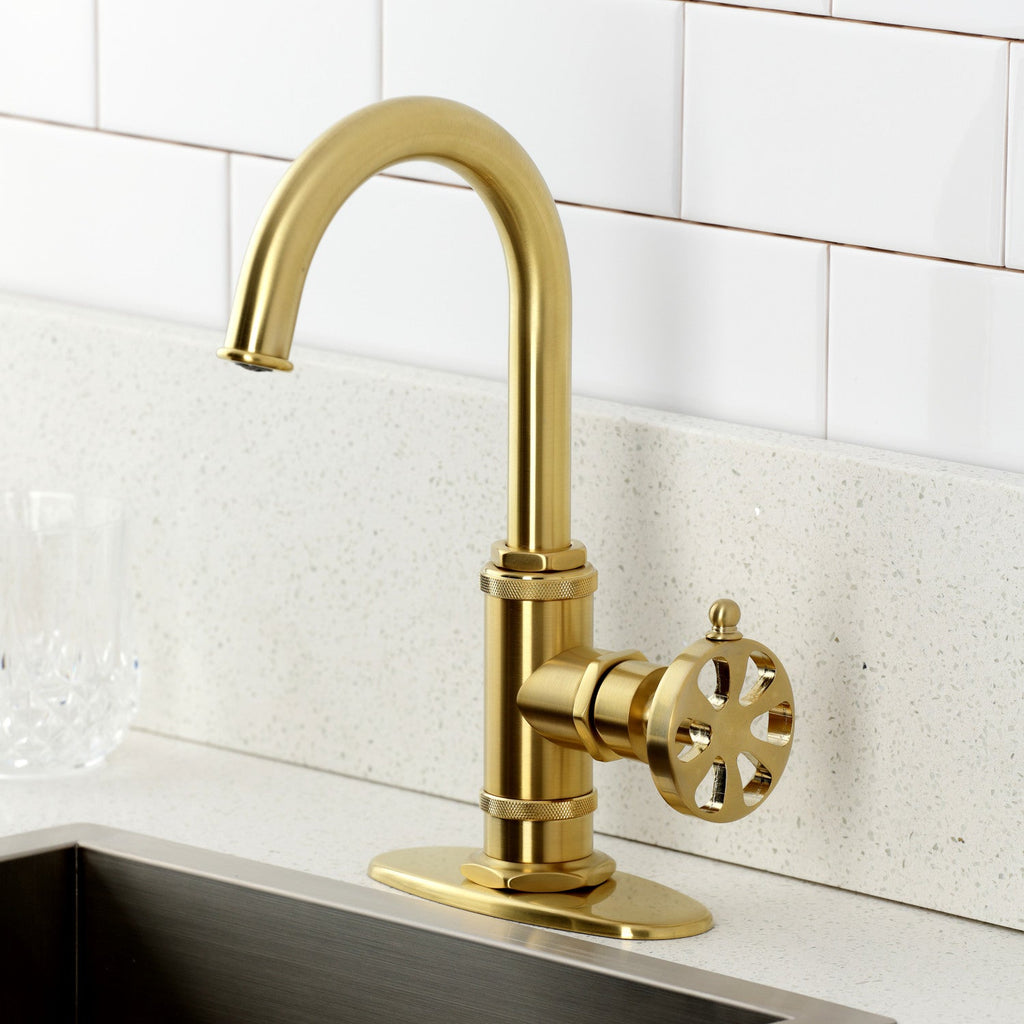 Kingston Brass Sona Belknap — Mezcladora de Bar de Cubierta, Una Manija, 1 Orificio — Latón Cepillado — Ambientación 1
