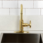 Kingston Brass Sona Belknap — Mezcladora de Bar de Cubierta, Una Manija, 1 Orificio — Latón Cepillado — Ambientación 2