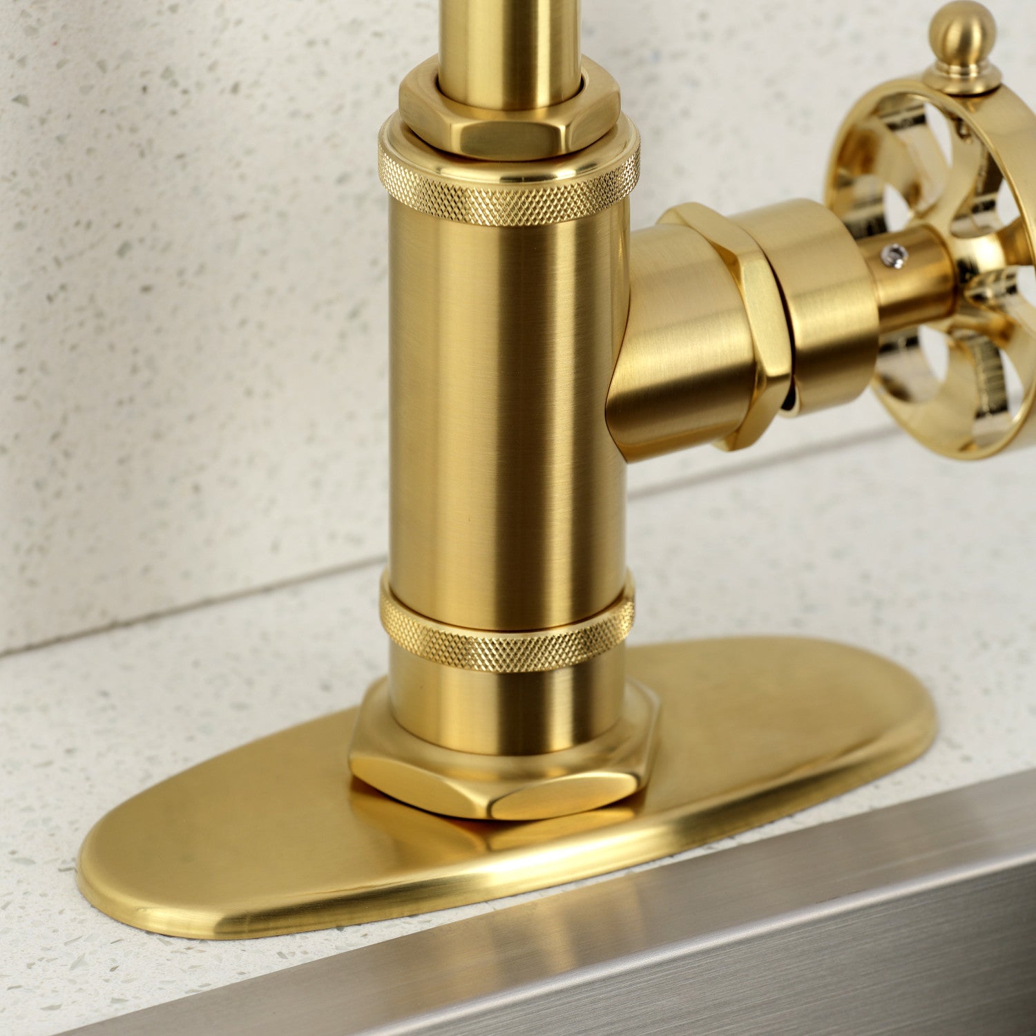 Kingston Brass Sona Belknap — Mezcladora de Bar de Cubierta, Una Manija, 1 Orificio — Latón Cepillado — Ambientación 4