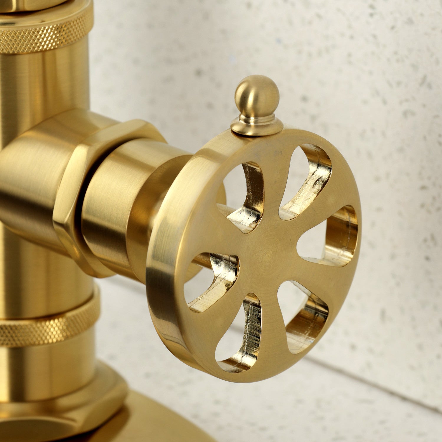 Kingston Brass Sona Belknap — Mezcladora de Bar de Cubierta, Una Manija, 1 Orificio — Latón Cepillado — Ambientación 5