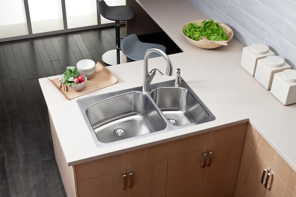 Elkay Tarja Lustertone® Classic Acero Inoxidable 33" x 22" x 9" 60/40 de Dos Tazones de Doble Montaje with Perfect Drain® — ambiente de cocina