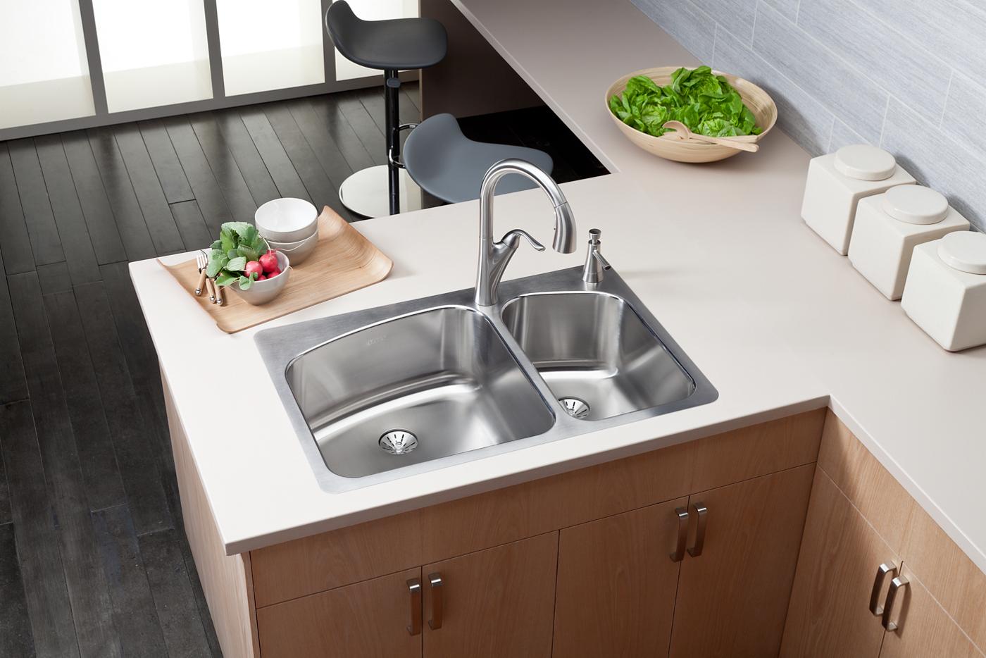 Elkay Tarja Lustertone® Classic Acero Inoxidable 33" x 22" x 9" 60/40 de Dos Tazones de Doble Montaje with Perfect Drain® — ambiente de cocina
