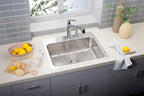 Elkay Tarja Lustertone® Classic Acero Inoxidable 27" x 22" x 8" de Un Tazón de Doble Montaje — ambiente de cocina