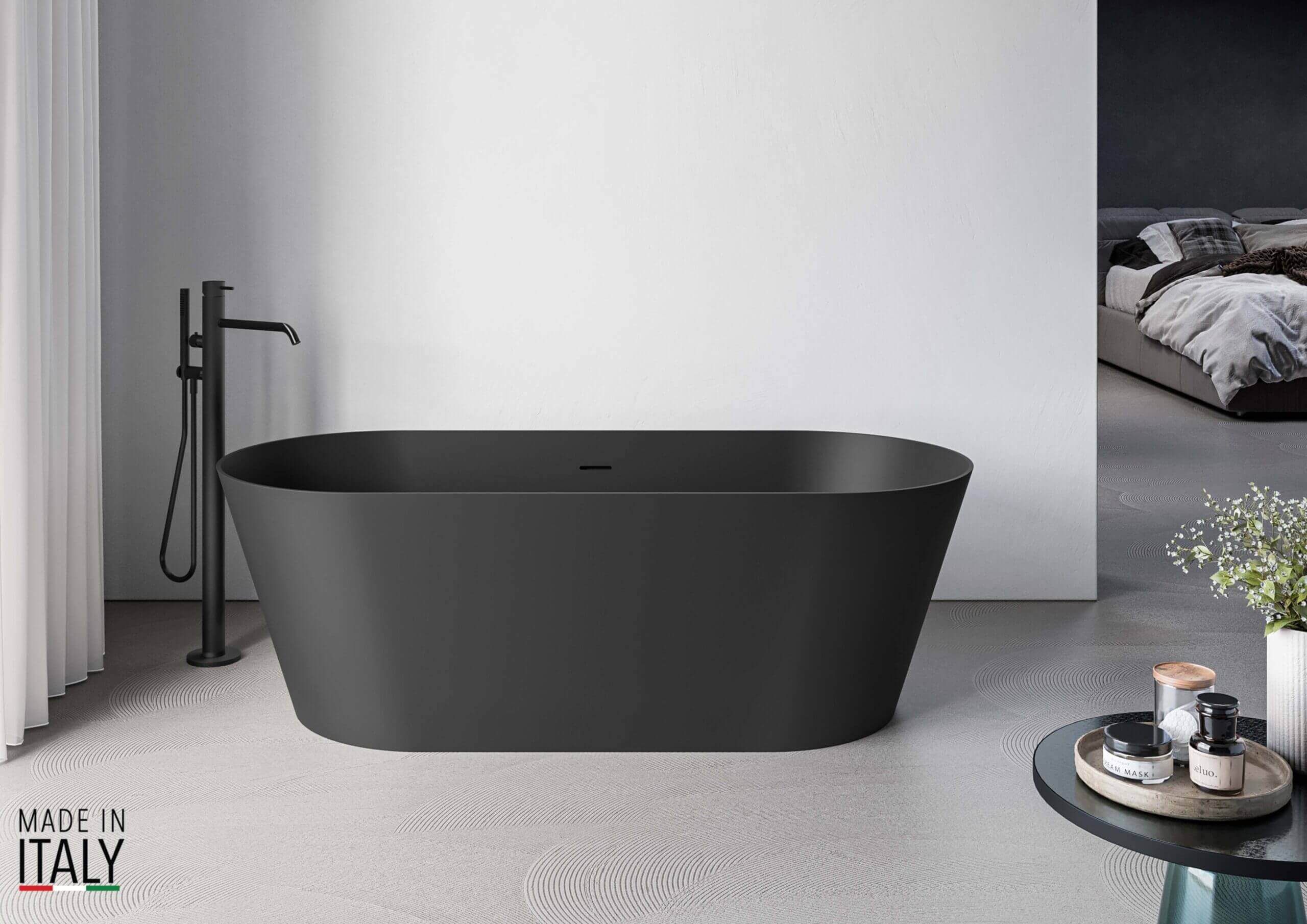 Ruvati Omnia — Bañera Independiente Ovalada de 67" en epiStone — Negro Mate — ambientación 3